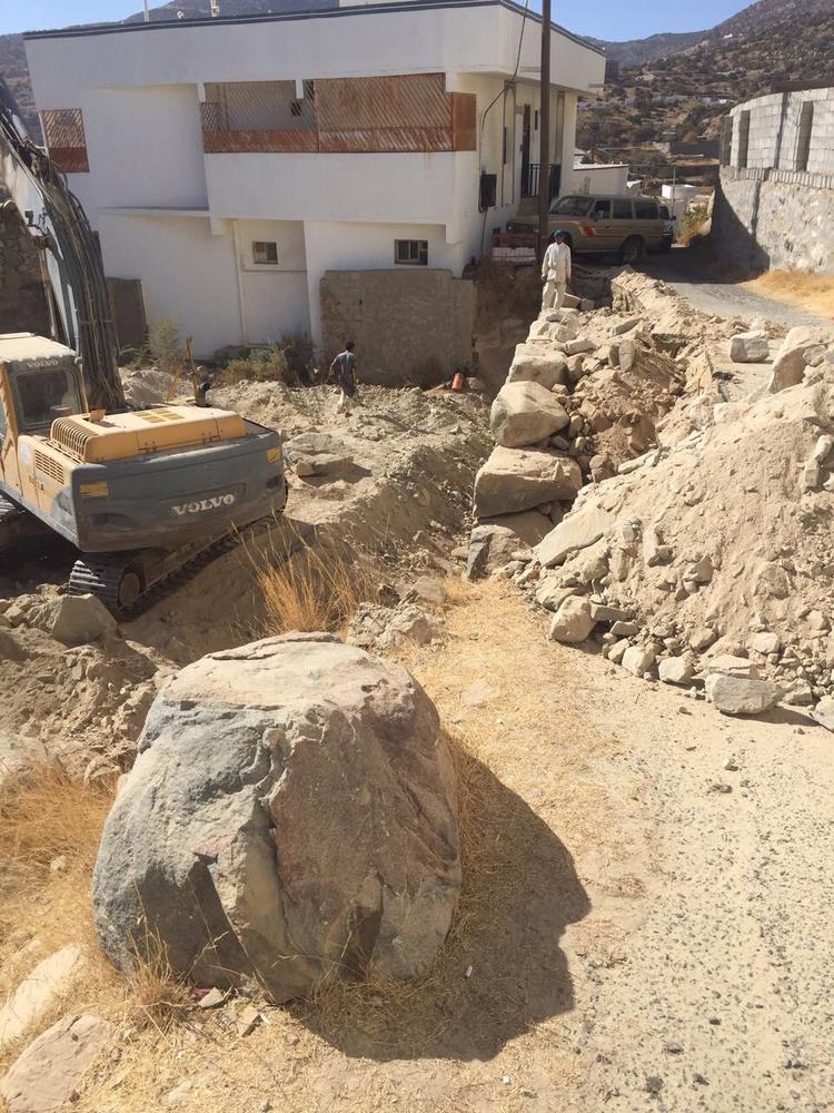 



معدات بلدية بني عمرو تبدأ عملها في إصلاح طريق الأعاسرة. (عكاظ)
