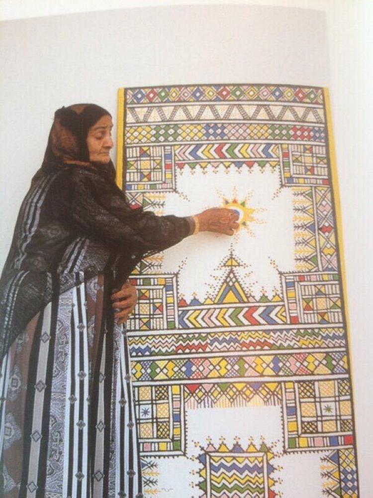 



ملهمة الفنانات في عسير فاطمة أبو قاحص -رحمها الله- أمام إحدى لوحاتها لفن القط العسيري.