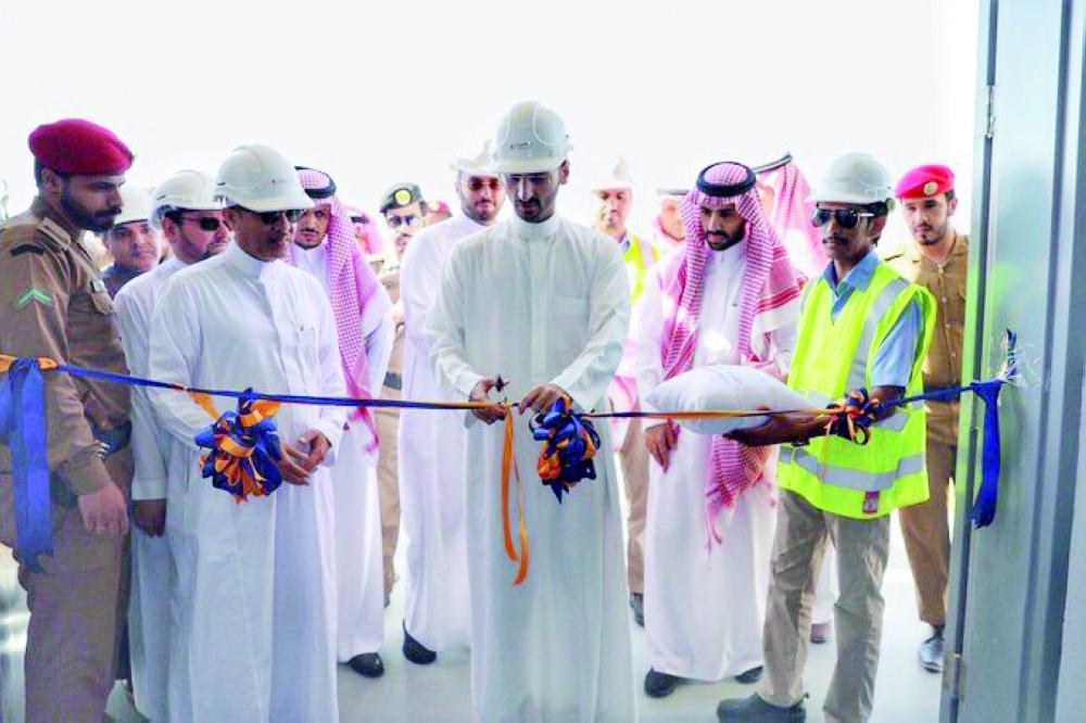 





الأمير عبدالله بن بندر مفتتحا أحد المشاريع التنموية أمس.  (تصوير: محمد السبيعي)