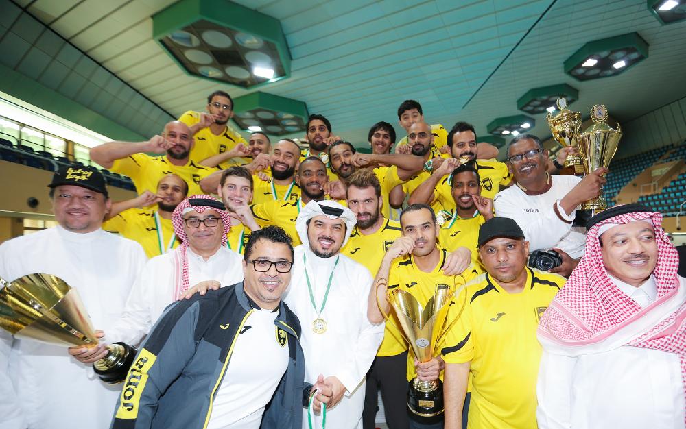 





فرحة لاعبي وإداريي فريق كرة الماء بنادي الاتحاد بعد الفوز بلقب الدوري. (عكاظ)