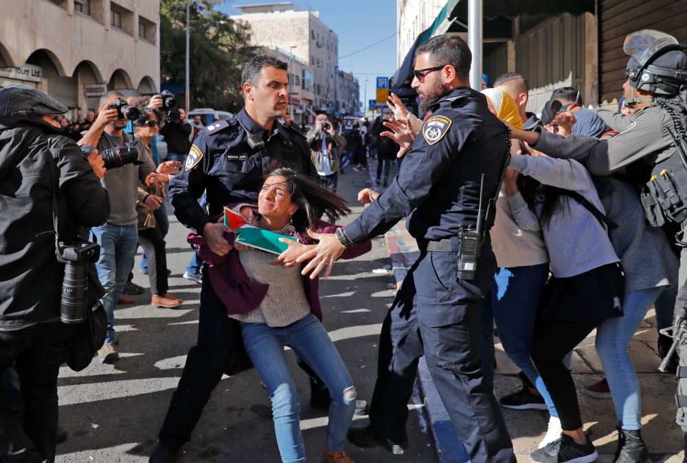 Israeli police disperse Palestinian protesters on December 9, 2017, in East Jerusalem. Retaliatory Israeli air strikes on the Gaza Strip killed two Hamas militants, as unrest simmered across the Palestinian territories over US President Donald Trump's declaration of Jerusalem as Israel's capital. / AFP / Ahmad GHARABLI
