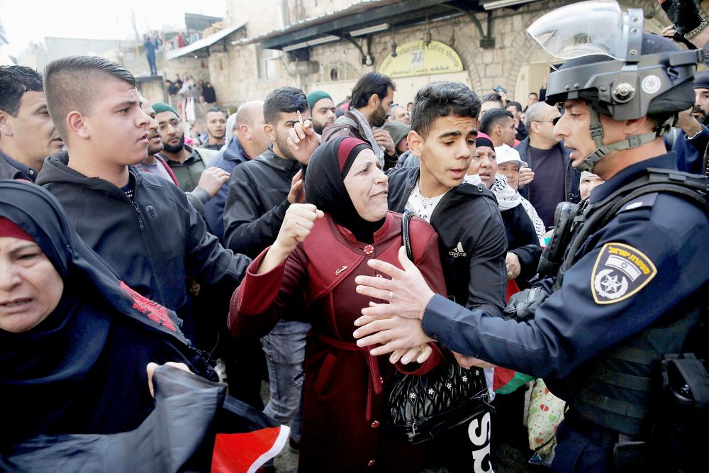 فلسطينيون يقاومون جنود الاحتلال في القدس وآخرون يهتفون خلال مظاهرات جمعة الغضب الثانية. (رويترز، أ ف ب)