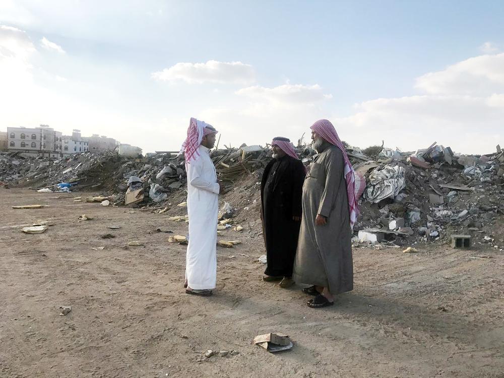 



سكان الحي يروون معاناتهم لـ«عكاظ».. وتبدو النفايات في الموقع.