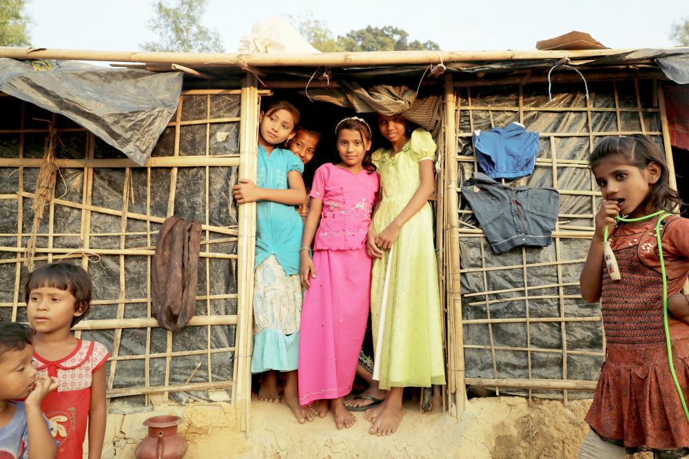 Rohingya children refugees stand in front of their temporary shelters at the Kutupalong refugee camp near Cox's Bazar, Bangladesh December 19, 2017. REUTERS/Marko Djurica     TPX IMAGES OF THE DAY