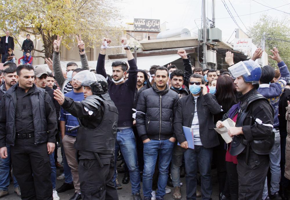 Iraqi Kurdish protestors shout slogans in Sulaimaniyah, in the Kurdish autonomous region of northern Iraq, on December 19, 2017.  Five people were killed and dozens wounded in Iraqi Kurdistan as security forces opened fire during clashes with protesters amid growing anger over a failed push for independence. / AFP / SHWAN MOHAMMED
