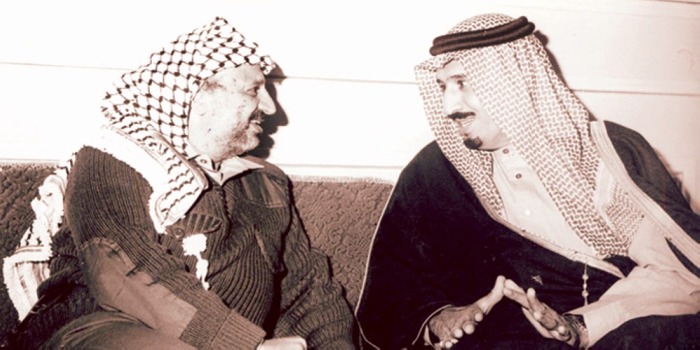 خادم الحرمين الشريفين الملك سلمان بن عبدالعزيز يناقش الرئيس الفلسطيني الراحل ياسر عرفات
