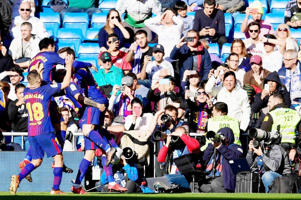 





فرحة لاعبي برشلونة بالفوز على ريال مدريد. 