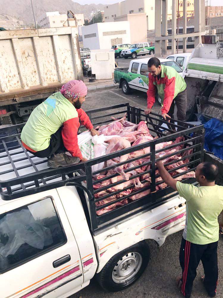 



عمال البلدية خلال مصادرة اللحوم. (عكاظ)