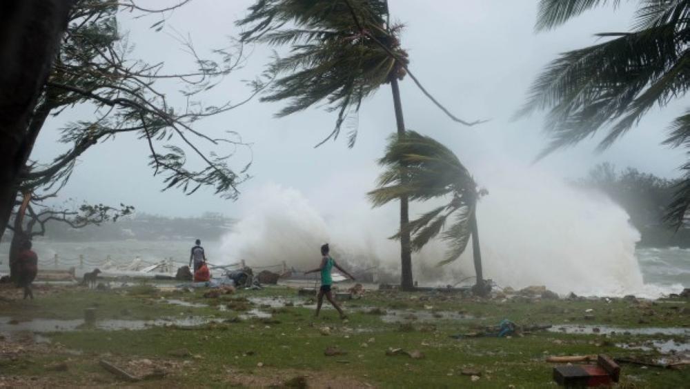 This handout photo taken and received on March 14, 2015 by UNICEF Pacific shows waves and scattered debris along the coast, caused by Cyclone Pam, in the Vanuatu capital of Port Vila. The huge tropical cyclone smashed into Vanuatu in the South Pacific, terrifying residents and leaving «complete devastation» with fears on March 14 that dozens of people may have died. AFP PHOTO / UNICEF Pacific ---EDITORS NOTE--- RESTRICTED TO EDITORIAL USE - MANDATORY CREDIT «AFP PHOTO / UNICEF Pacific» - NO MARKETING NO ADVERTISING CAMPAIGNS - DISTRIBUTED AS A SERVICE TO CLIENTS - NO ARCHIVES