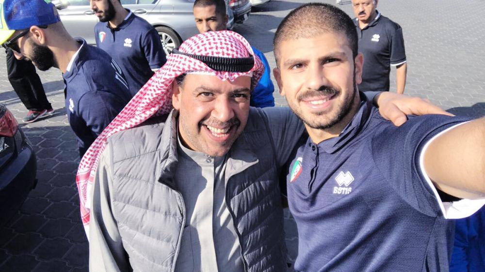 أحمد الفهد مع لاعب كويتي.