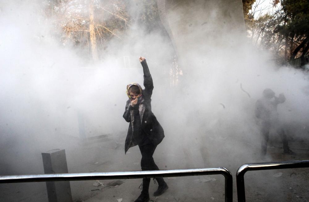 متظاهرة إيرانية ملوحة بيدها أثناء المظاهرات