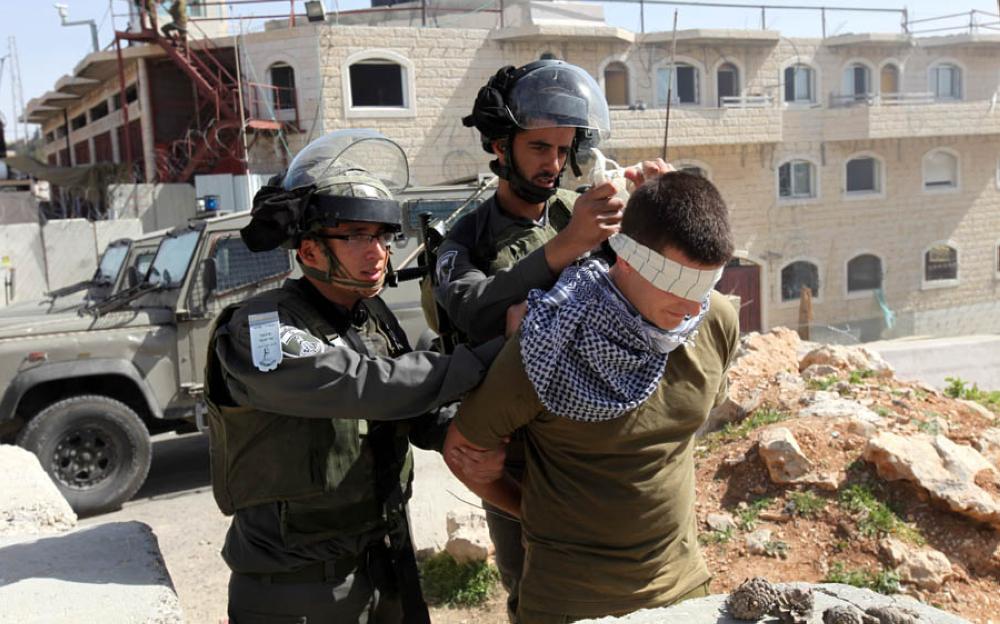 epa03618835 Israeli soldiers during an Israeli military training exercise in Hebron, the West Bank, 11 March 2013.  EPA/ABED AL HASHLAMOUN