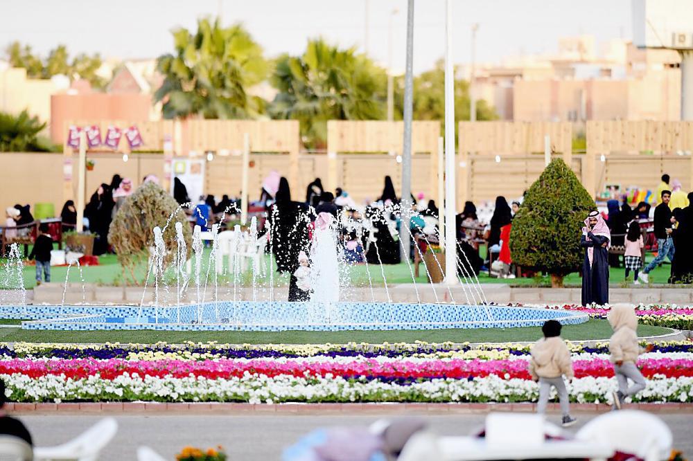 



مهرجان نفحات البكيرية حظي بإقبال كثيف من الزوار. (عكاظ)