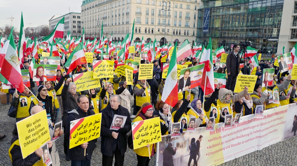 People demonstrate in front of the Brandenburg Gate to support protests across Iran, in Berlin, Germany January 6, 2018. REUTERS/Hannibal Hanschke