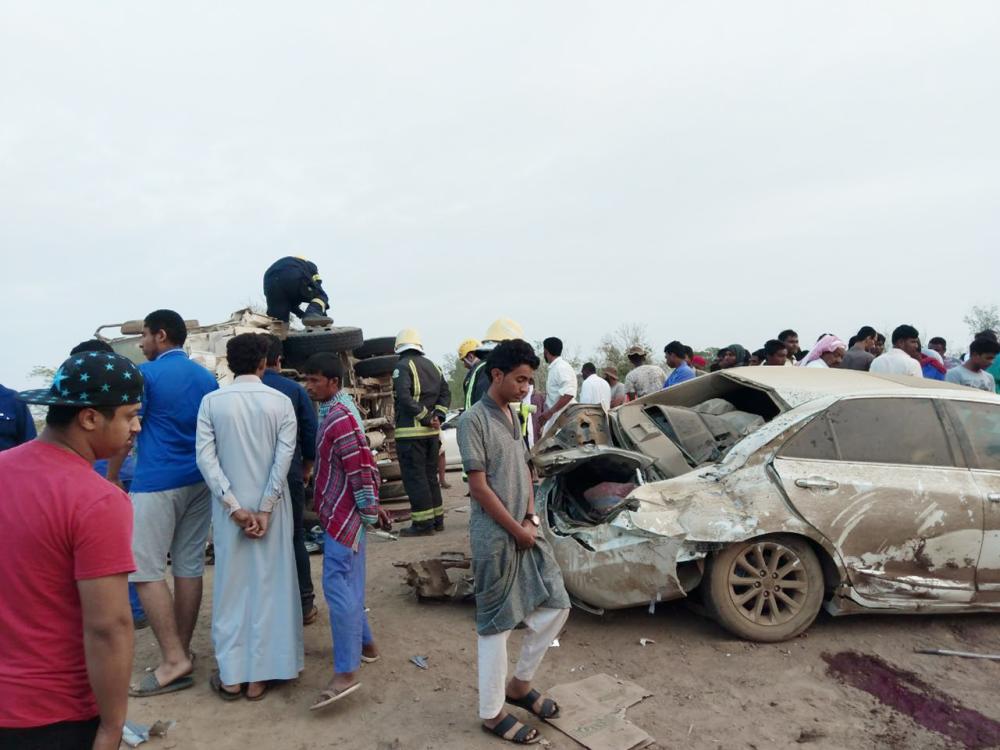 



 الفرق الأمنية خلال مباشرة الحادثة المرورية. (عكاظ)