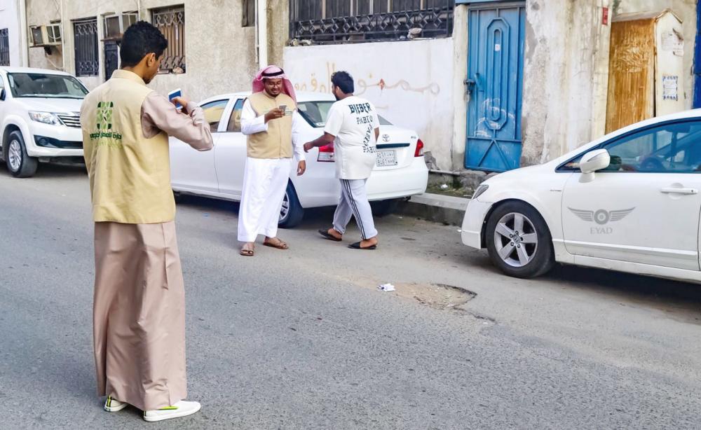 



طلاب الجامعة يرصدون المخالفات في الحي. (عكاظ)