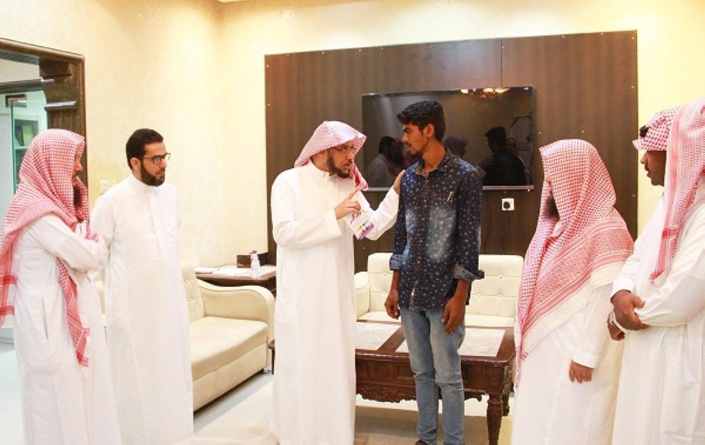 د. منصور السميح الأمين العام لمسابقة القرآن المحلية والدولية لحظة تلقين مسلم جديد الشهادتين