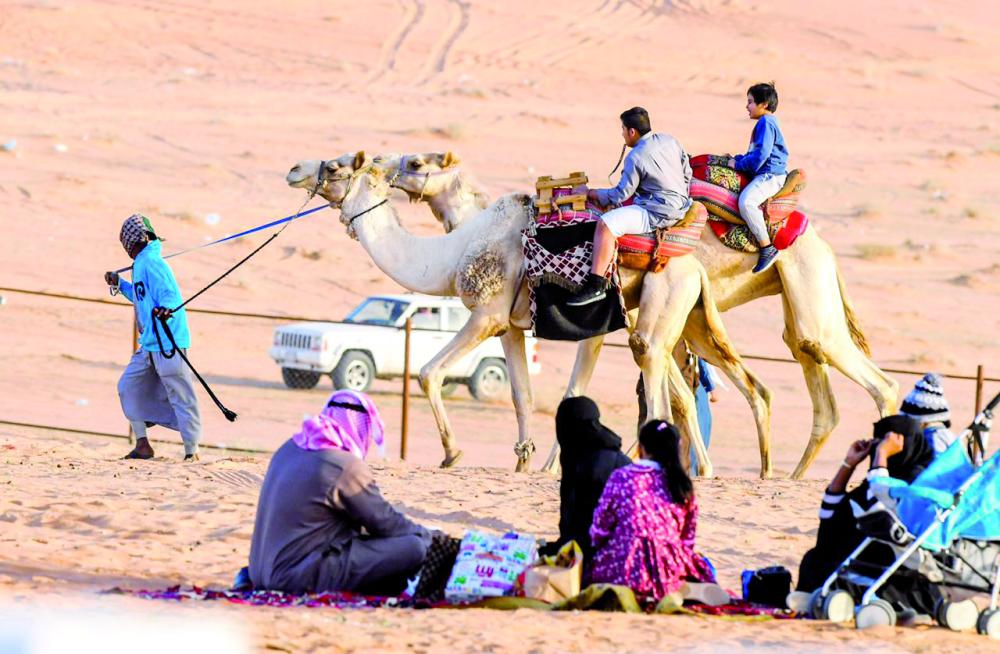 



أطفال يحاكون تاريخ الأجداد في مهرجان سفاري بقيق. (عكاظ)