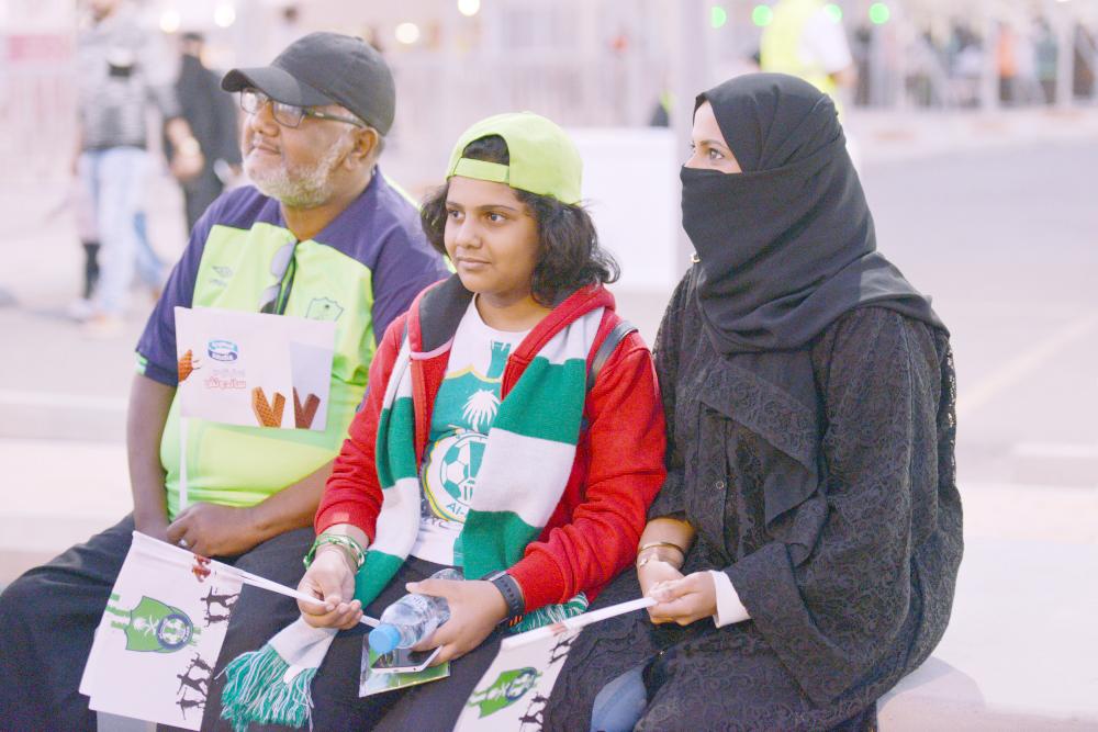 





طفلة تتوسط والديها في الساحة الخارجية بالجوهرة.