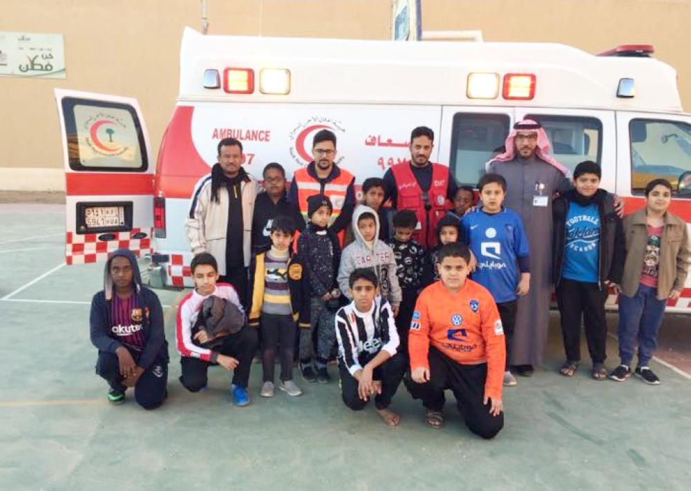 



منسوبو إدارة التدريب بالهلال الأحمر مع عدد من الطلاب. (عكاظ)
