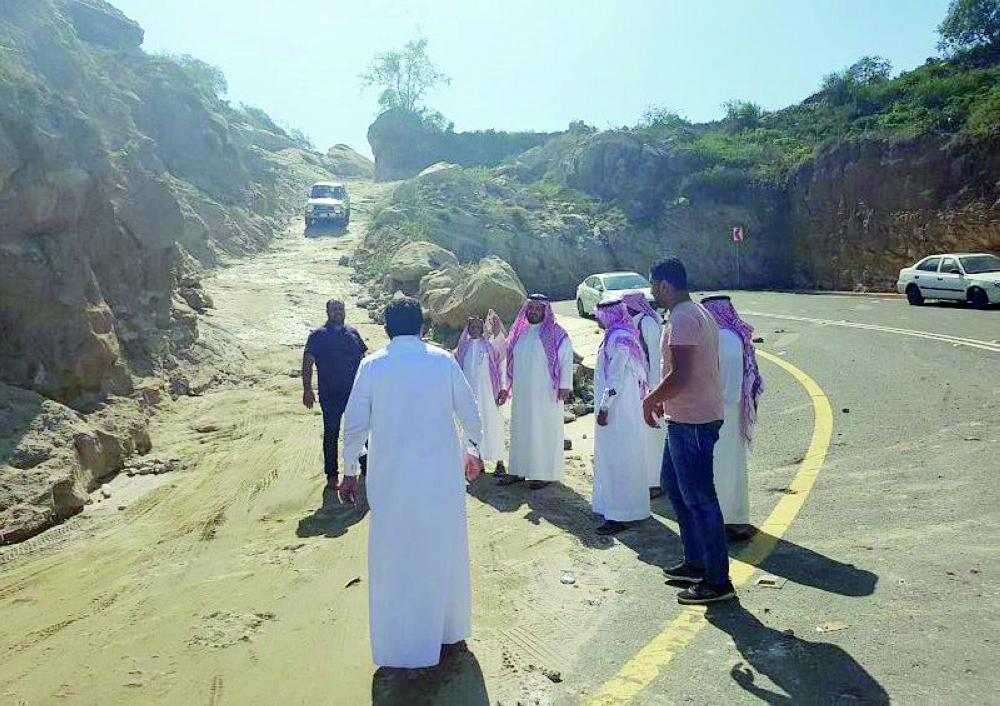 



محافظ العارضة متفقدا الطرق الجبلية في المحافظة. (عكاظ)