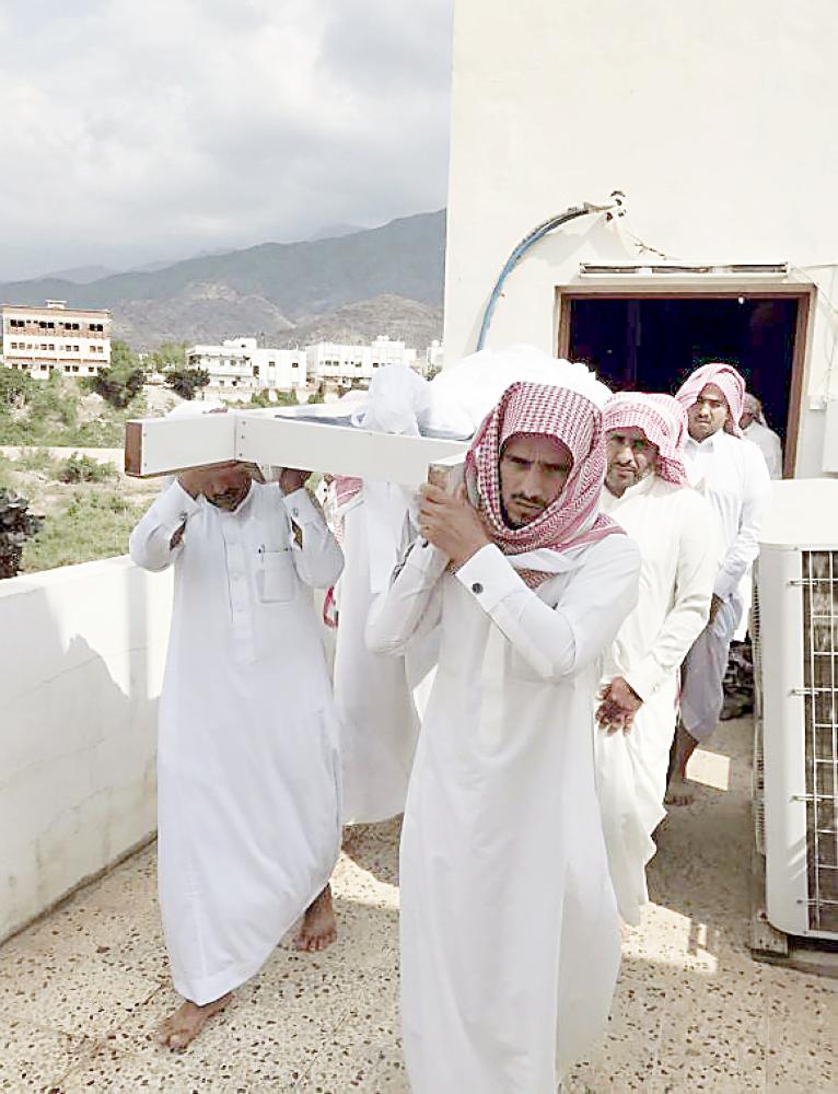 



الشهيد أثناء تشييعه في رجال ألمع. (عكاظ)