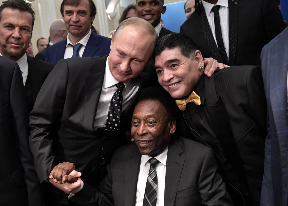 Soccer Football - 2018 FIFA World Cup Draw - State Kremlin Palace, Moscow, Russia - December 1, 2017. President of Russia Vladimir Putin, Pele and Diego Maradona pose ahead the draw. Sputnik/Alexey Nikolsky/Kremlin via REUTERS ATTENTION EDITORS - THIS IMAGE WAS PROVIDED BY A THIRD PARTY.