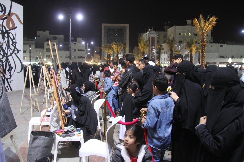 الرسم الحر أمام الجمهور من فعاليات جادة قباء. (تصوير: بندر الترجمي) - baltarjami@(1)