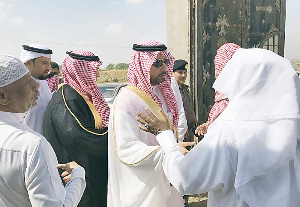 سلطان بن عجمي مواسياً ذوي الفقيد. (عكاظ)