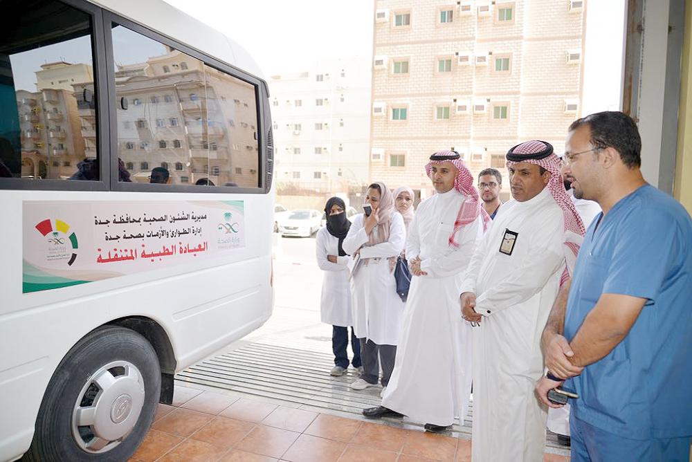 



مدير الشؤون الصحية في جدة الدكتور مشعل السيالي خلال تدشين العيادات المتنقلة أمس.