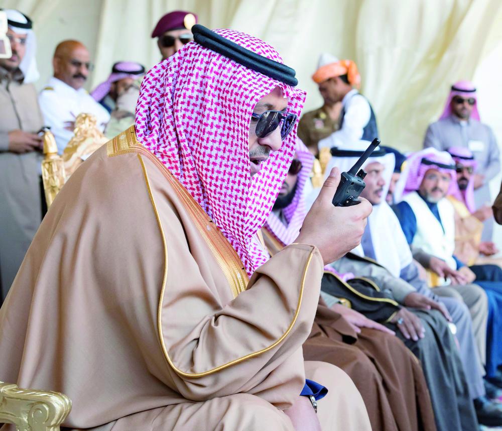 



الأمير حسام بن سعود مدشناً التجربة الفرضية.
