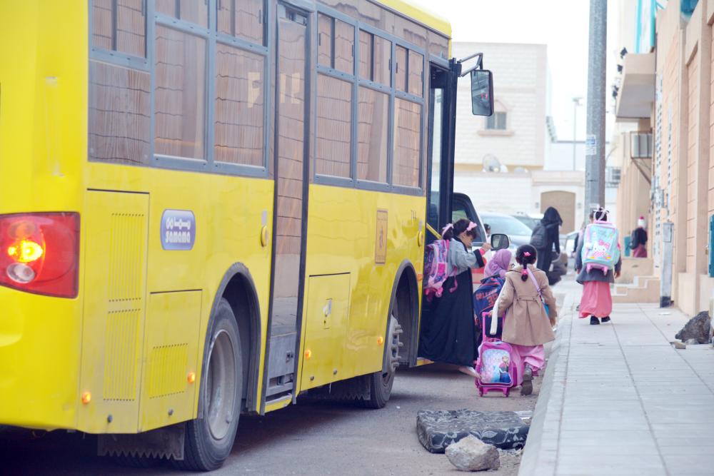 



طالبات يغادرن حافلة بعد توصيلهن لمدرستهن بالمدينة صباح أمس. (تصوير: عبدالمجيد الدويني)