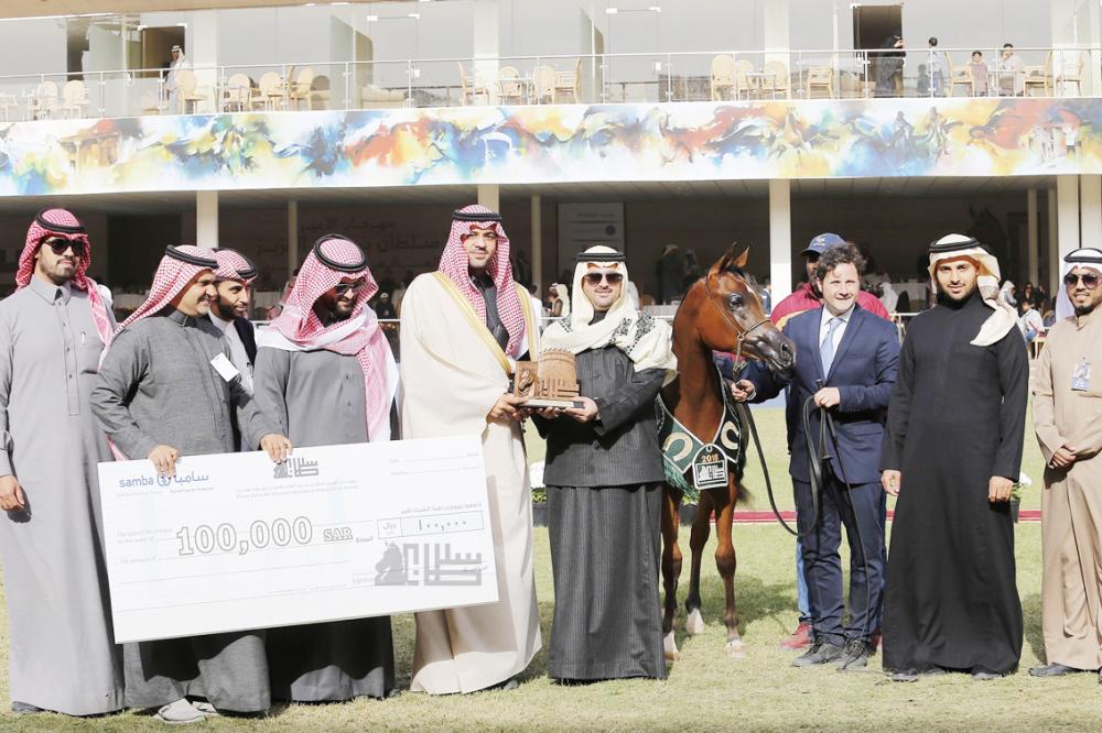 



الأمير فهد بن خالد بن سلطان يتوج البطل.