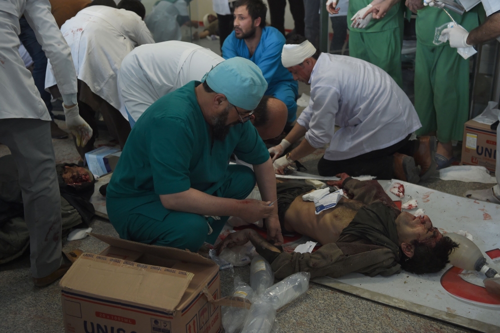 Afghan medical staff treat a wounded man after a car bomb exploded near the old Interior Ministry building, at Jamhuriat Hospital in Kabul on January 27, 2018. An ambulance packed with explosives blew up in a crowded area of Kabul on January 27, killing at least 40 people and wounding 110 others, officials said, in an attack claimed by the Taliban.
 / AFP / WAKIL KOHSAR
