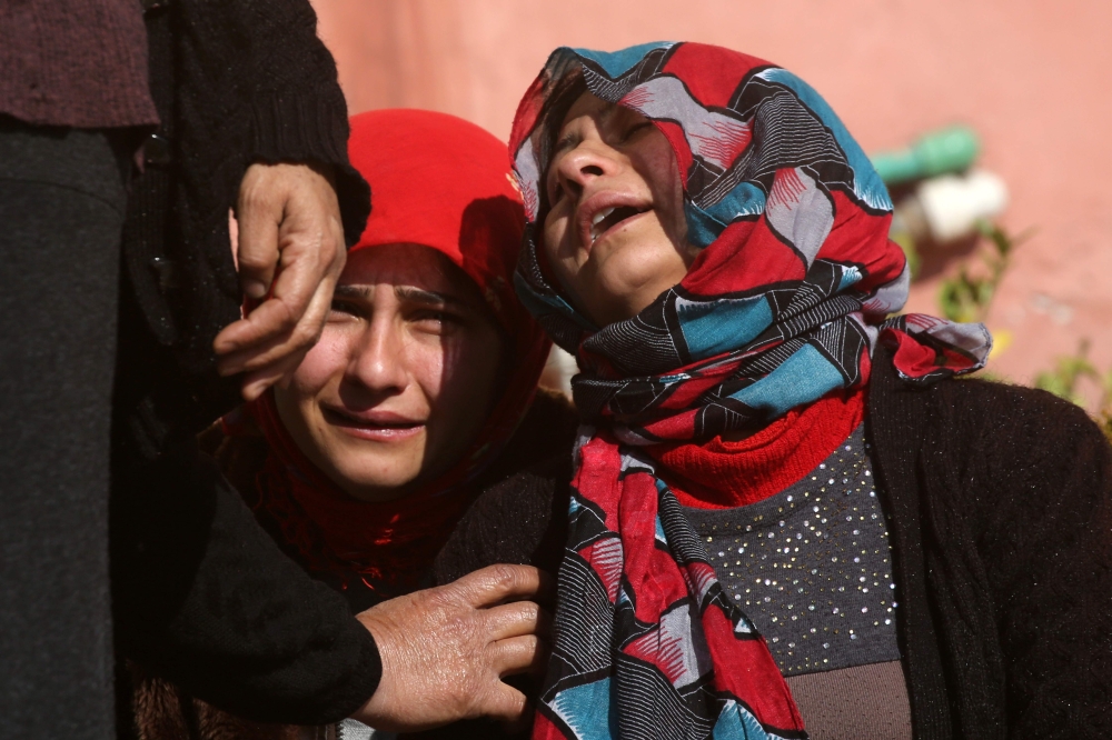 Relatives of a Kurdish herder mourn outside the hospital in Afrin on January 28, 2018, after he was killed in a Turkish airstrike on their village near the Kurdish enclave. Turkey launched operation «Olive Branch» on January 20 against the Syrian Kurdish People's Protection Units (YPG) militia in Afrin, supporting Syrian opposition fighters with ground troops and air strikes. / AFP / DELIL SOULEIMAN
