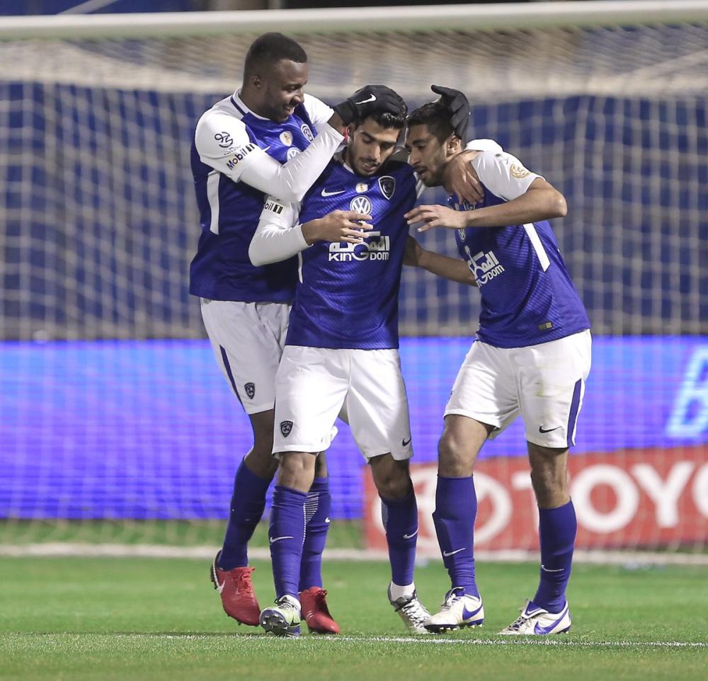 لاعبو الهلال يحتفلون مع زميلهم المنيع.