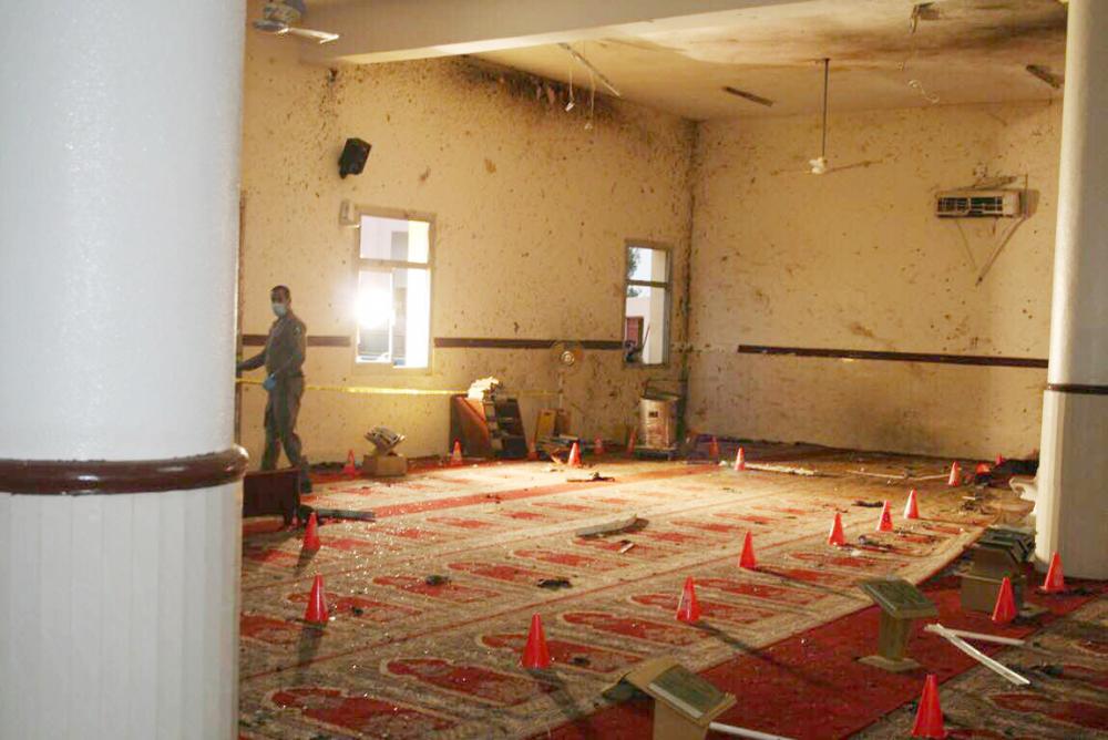 



مسجد الطوارئ في عسير اثناء معاينة الفرق الأضرار الناجمة عن التفجيرات الأرهابية .