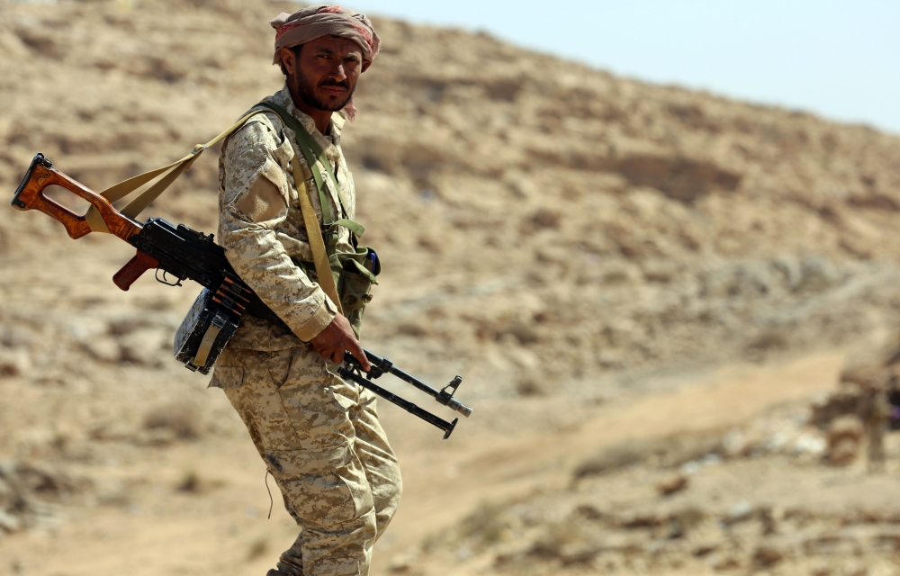 An Yemeni tribesman from the Popular Resistance Committees, who supports forces loyal to the Saudi-backed Yemen president, keeps watch at Nihm district in Yemen's northeastern province of Marib on January 30, 2018. / AFP / ABDULLAH AL-QADRY 