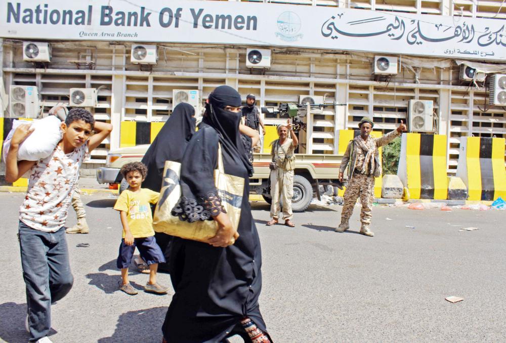 Fighters from the separatist Southern Transitional Council patrol the Old City of the government's de facto capital Aden, moving closer to taking full control of the southern city, on January 30, 2018. The government has accused the separatists of attempting a coup in Aden, where more than 36 people have been killed in clashes that opened yet another front in the country's devastating conflict. / AFP / SALEH AL-OBEIDI