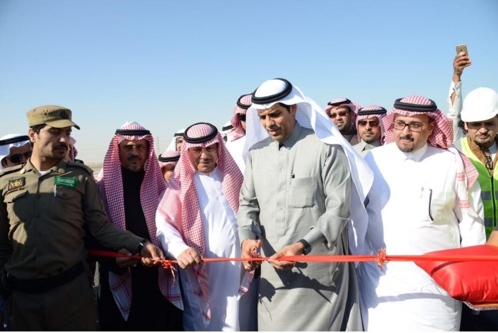 ومفتتحا الجسر الواقع على طريق «أبو حدرية ــ الخفجي».