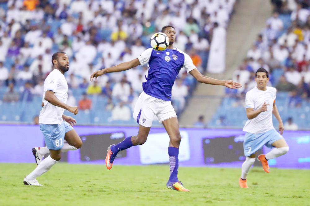 



كنو يحاول السيطرة على الكرة خلال مباراة الهلال والباطن في الدور الأول.