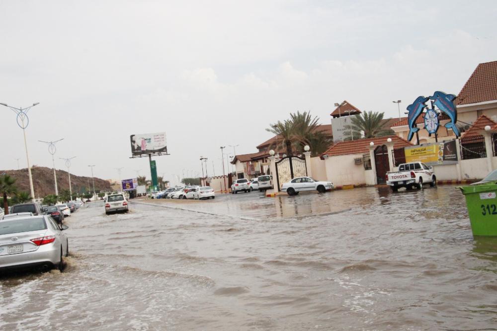 



الأمطار تغرق المدخل الرئيسي أمام الأمانة.