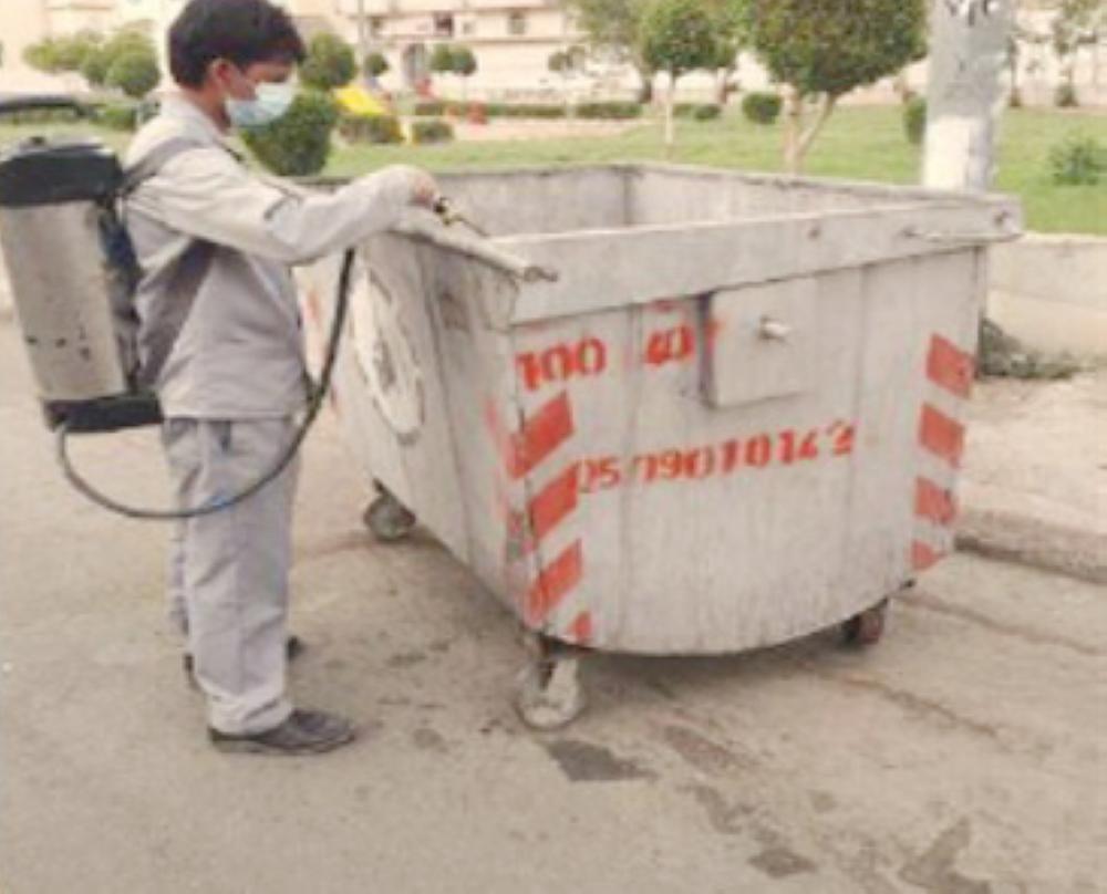 



 رش المبيدات الحشرية في حاويات النفايات.