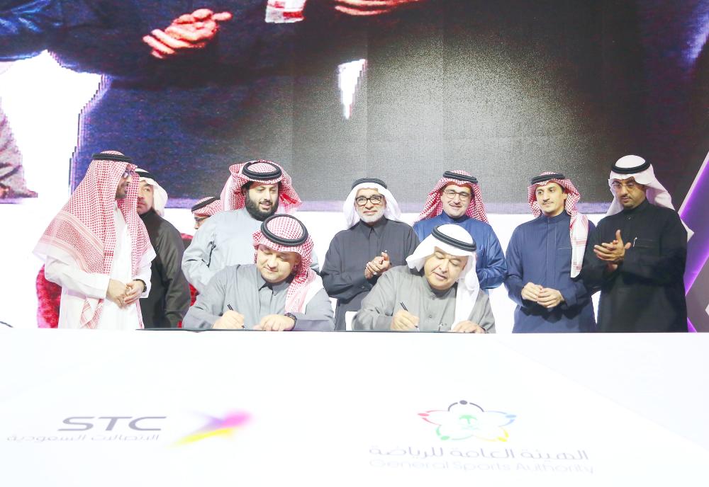 





الرئيس التنفيذي لمجموعة الاتصالات السعودية (STC) الدكتور خالد البياري ورئيس الاتحاد السعودي لكرة القدم الدكتور عادل عزت  خلال توقيع الاتفاقية.