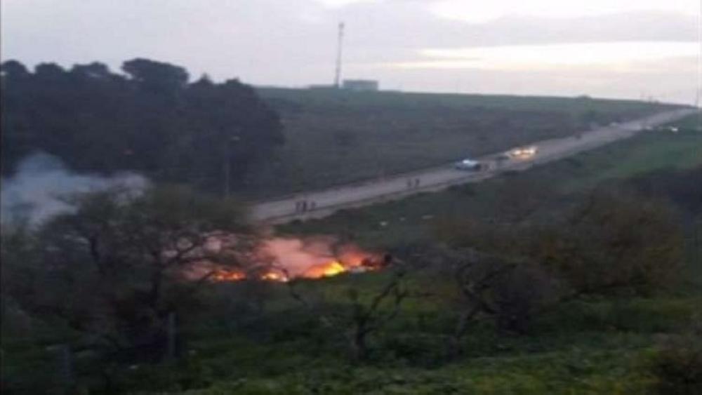 صورة متداولة من مقطع فيديو لموقع تحطم الطائرة الإسرائيلية. (مواقع التواصل الاجتماعي)