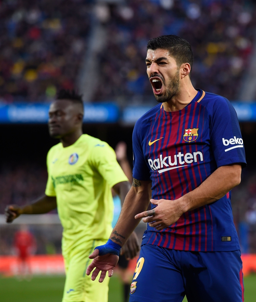 Barcelona's Uruguayan forward Luis Suarez protests during the Spanish league football match between FC Barcelona and Getafe CF at the Camp Nou stadium in Barcelona on February 11, 2018. / AFP / Josep LAGO
