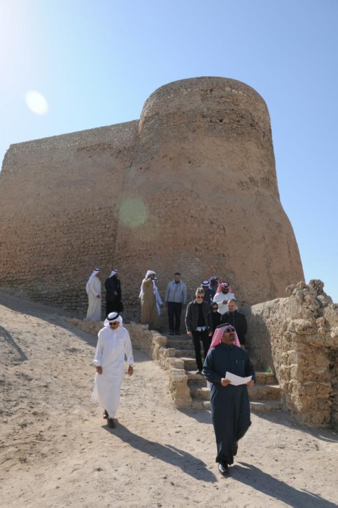 جانب من زيارة المواقع التراثية بجزيرة تاروت ودارين.