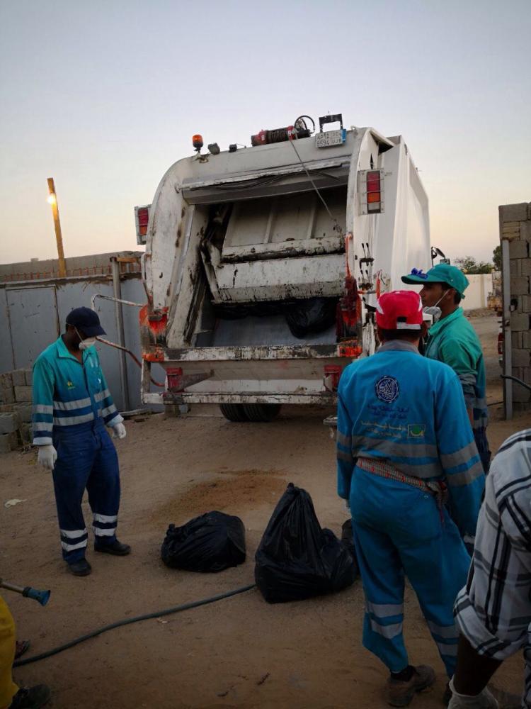 جانب من إعدام الطيور أمس في جدة. (عكاظ)