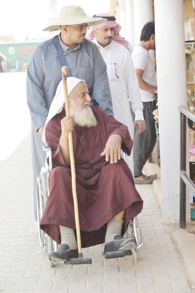 



مسن يتجول في القرية الشعبية في الجنادرية.