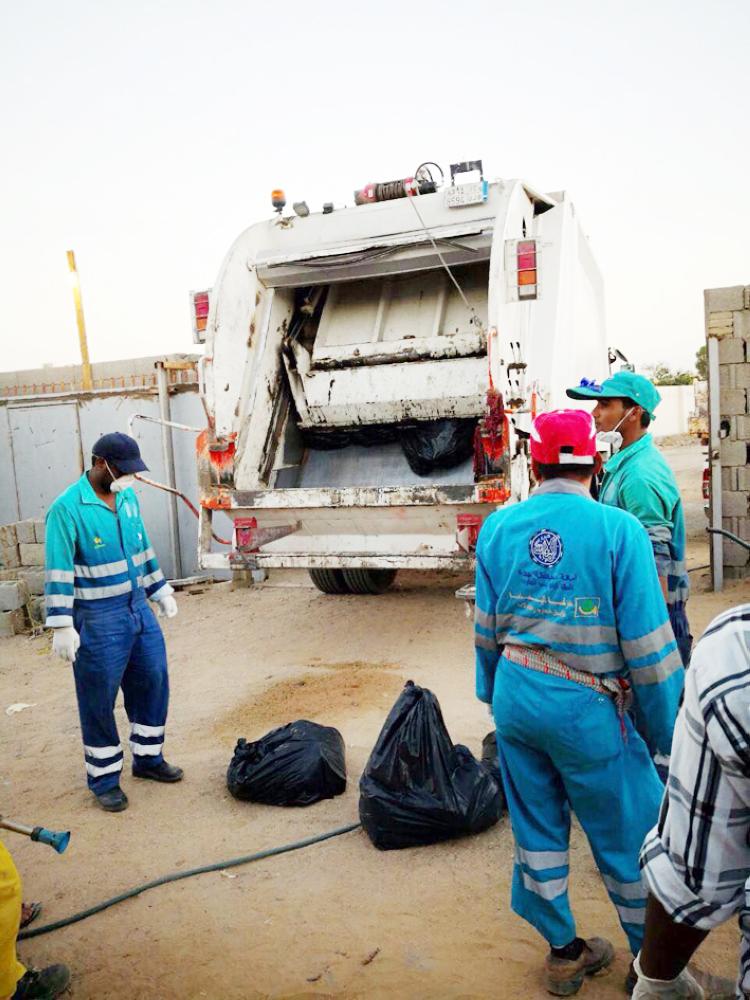 



جانب من إعدام الطيور أمس في جدة. (عكاظ)